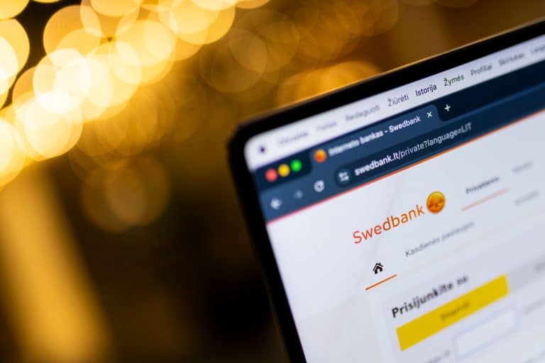 „Swedbank“ pajamos pernai siekė 682 mln. eurų, o grynasis pelnas – 325,6 mln. eurų