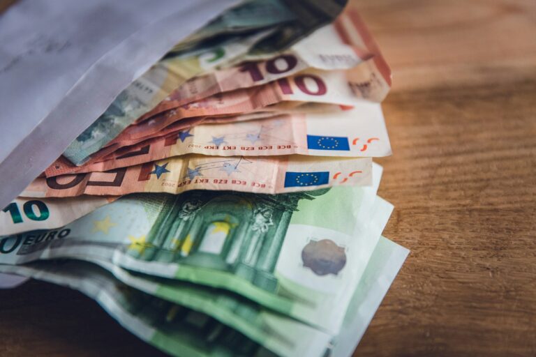 Lietuviai bankuose laiko vis daugiau pinigų, bet ekspertai įspėja dėl vieno dalyko
