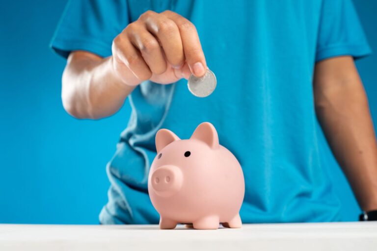 Didesnės palūkanos ar laisvai pasiekiami pinigai: kuris taupymo būdas naudingesnis?